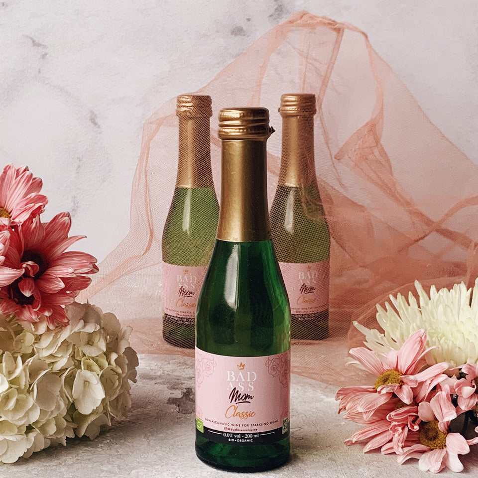 Christmas gift for pregnant moms — alcohol-free sparkling wine made in Europe.

Non-alcoholic wine gift box — perfect for baby shower, pregnancy announcement, or holiday gift.

Guilt-free celebration wine — alcohol-free sparkling drink for expecting moms and breastfeeding mamas.
